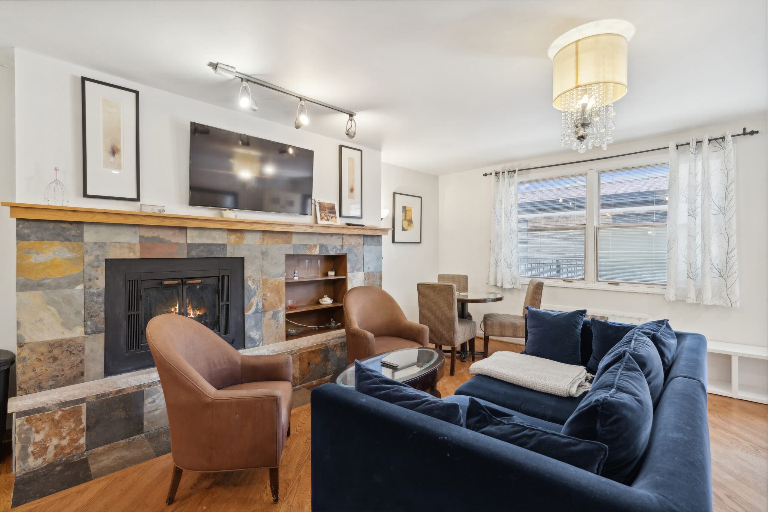 03_163WDivision_312_165_LivingRoom_HiRes