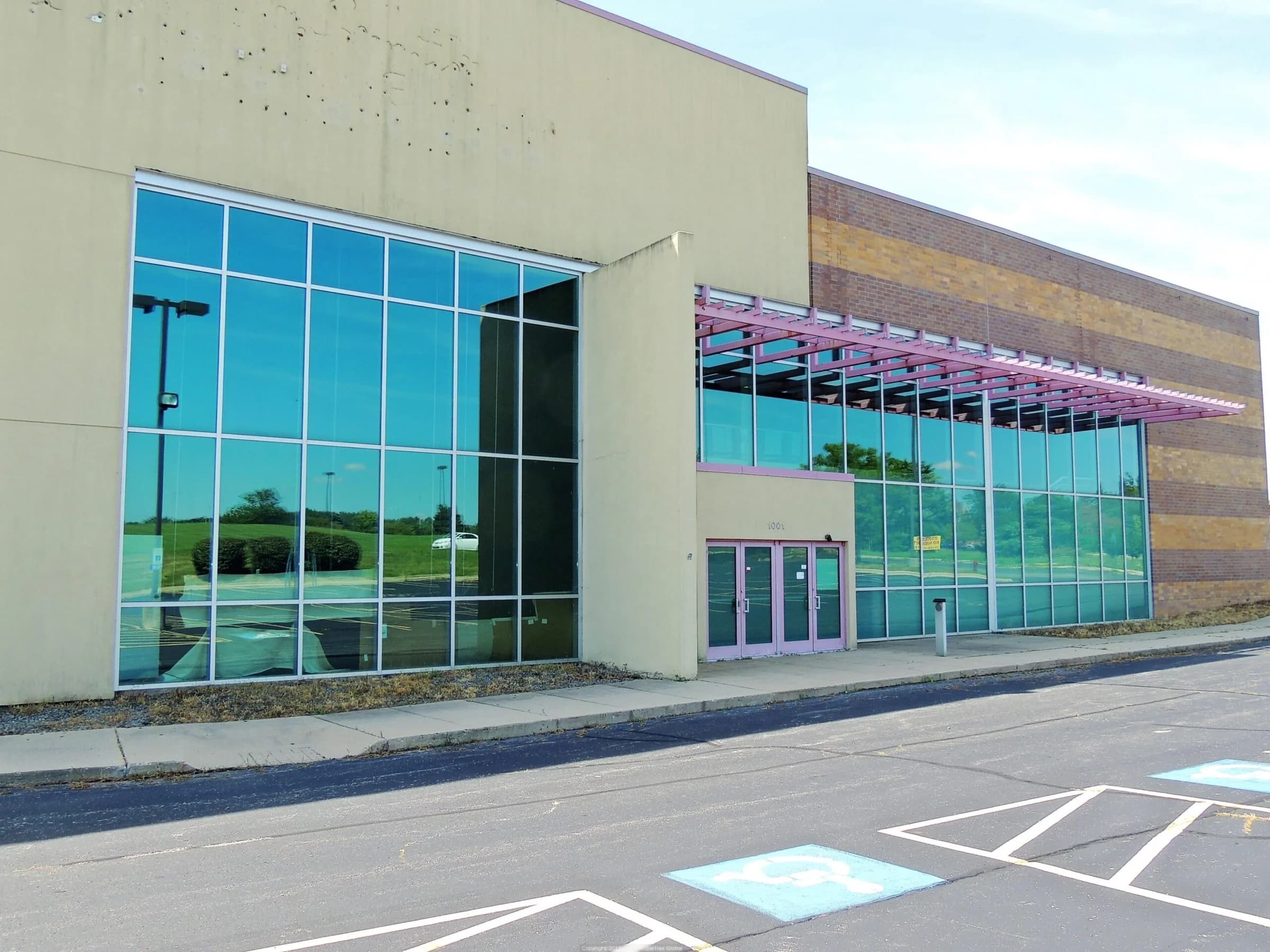 Commercial Building in Sleepy Hollow Across from Spring Hill Mall, photo 3