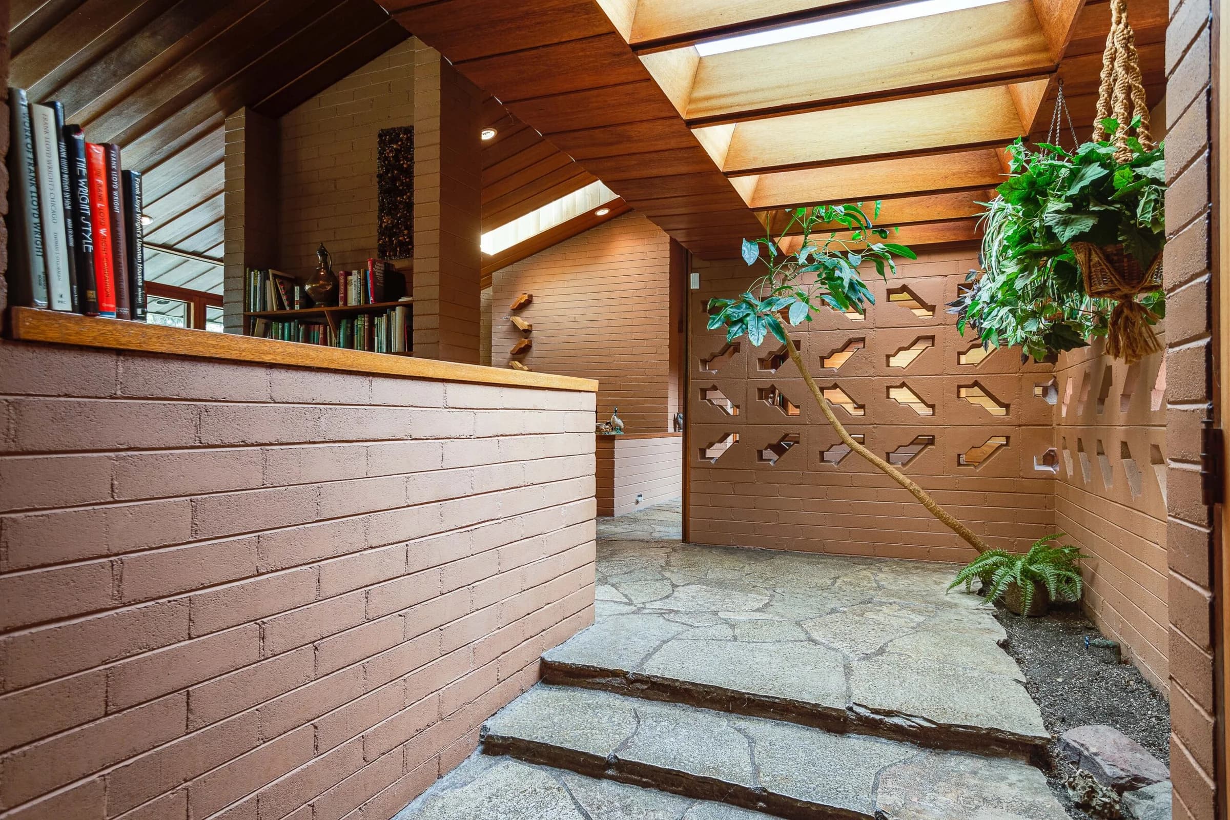 Frank Lloyd Wright Home on 3 Acres, photo 5