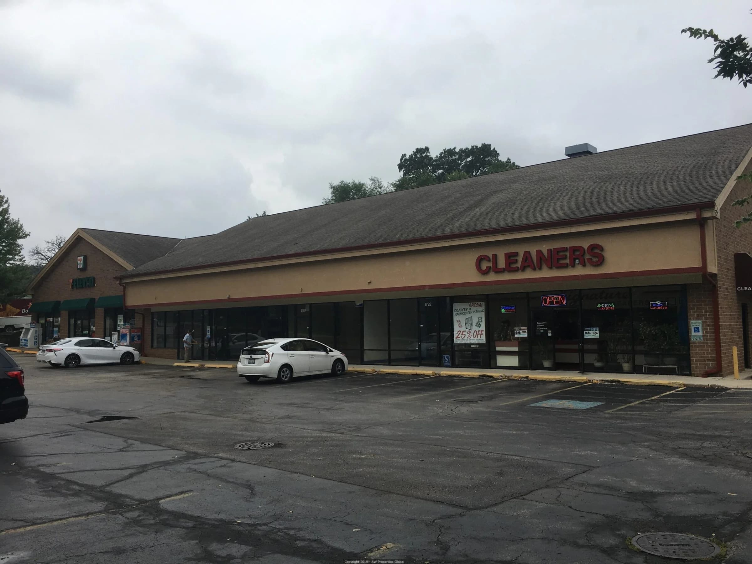 Cary Oaks Plaza in Cary, IL, photo 3