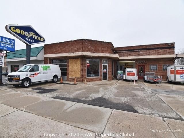 Retail/Prior Automotive Service Property in Batavia, IL, photo 1