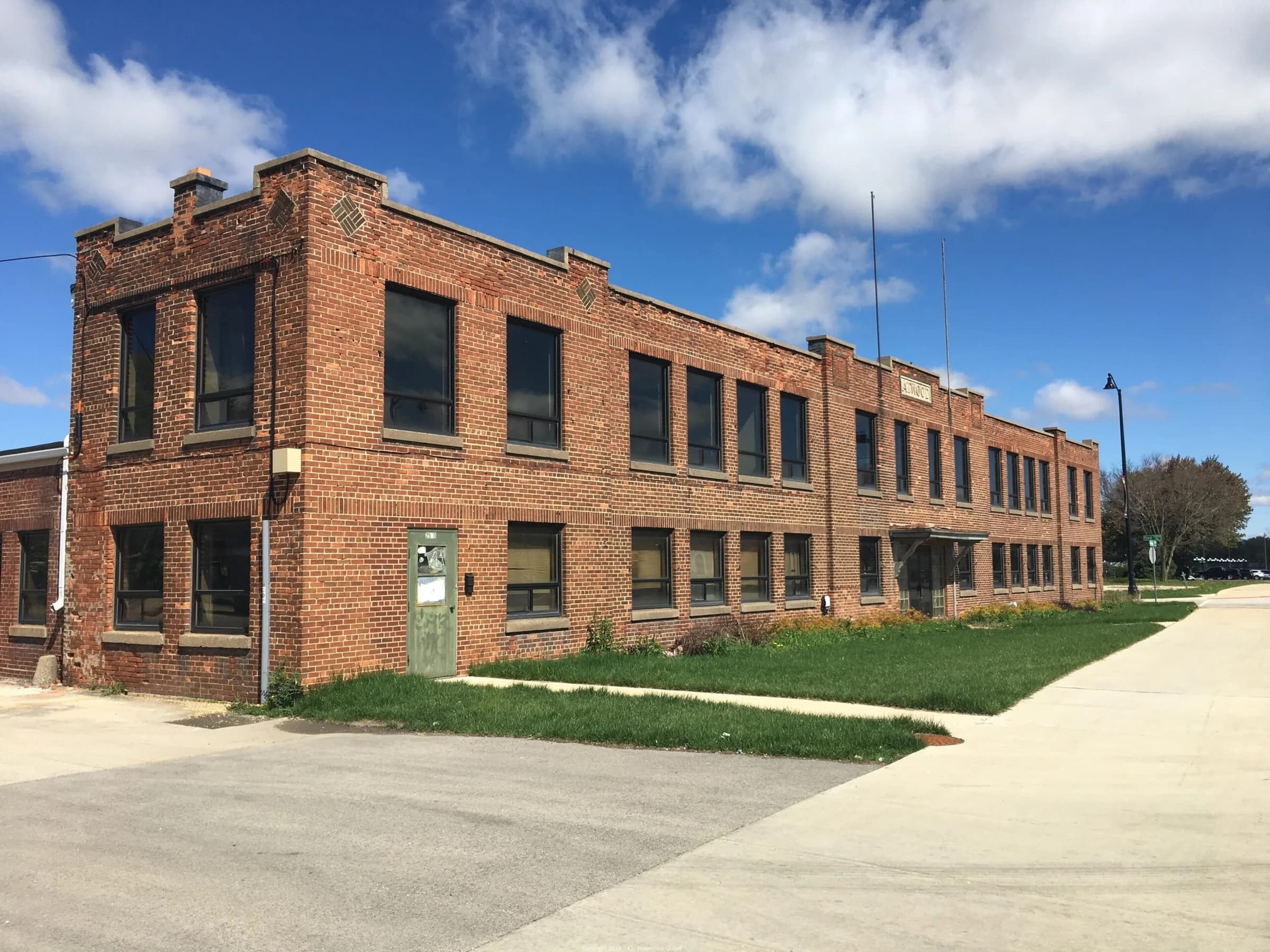 Nearly 200,000 SF Rockford Industrial Building, photo 2