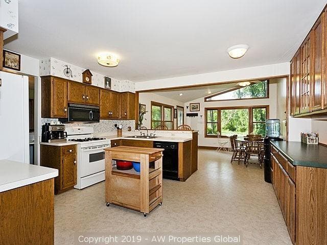 Court Ordered Sale: Single Family Home on 11 Acres in Lemont, photo 2