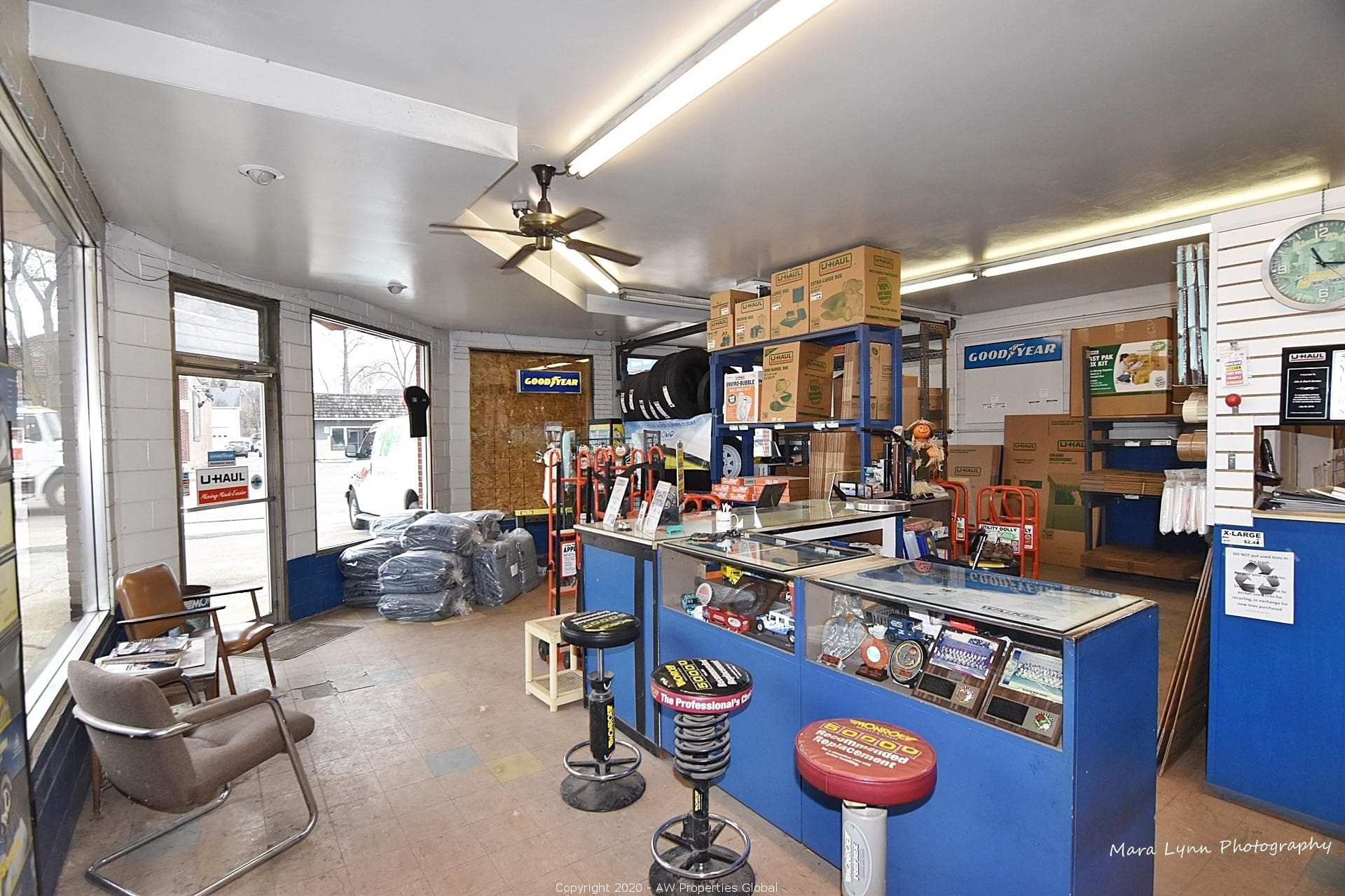 Retail/Prior Automotive Service Property in Batavia, IL, photo 4