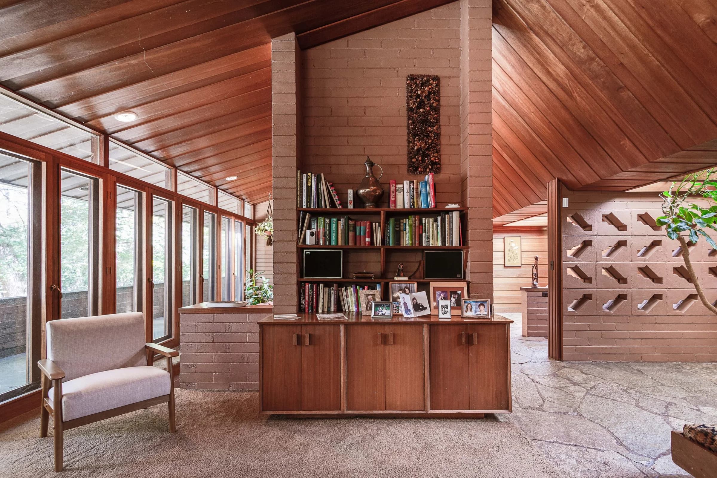 Frank Lloyd Wright Home on 3 Acres, photo 8